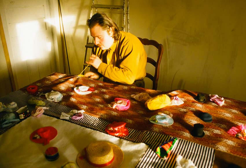 Jacques Trovic, chez lui à Anzin, travaille sur la tapisserie La modiste en 1983